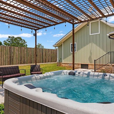 Blumenhaus Sleeps 6 Full Kitchen Plus Hot Tub Fredericksburg Esterno foto