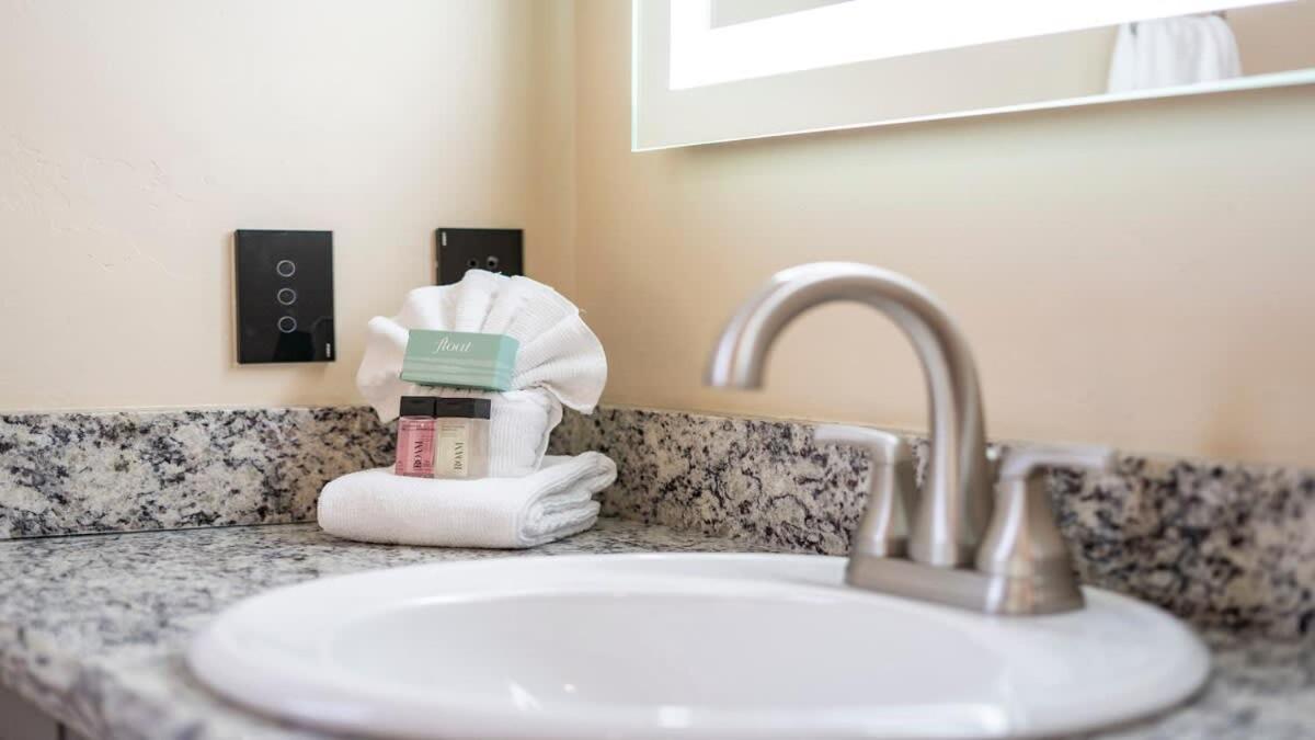 Blumenhaus Sleeps 6 Full Kitchen Plus Hot Tub Fredericksburg Esterno foto