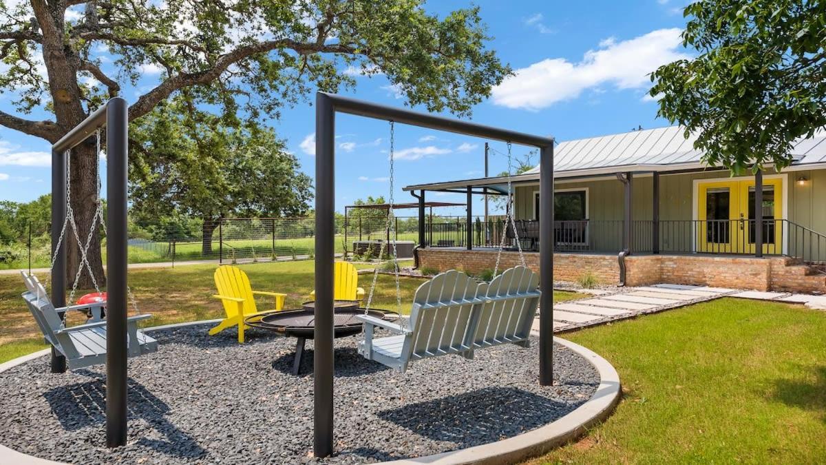 Blumenhaus Sleeps 6 Full Kitchen Plus Hot Tub Fredericksburg Esterno foto