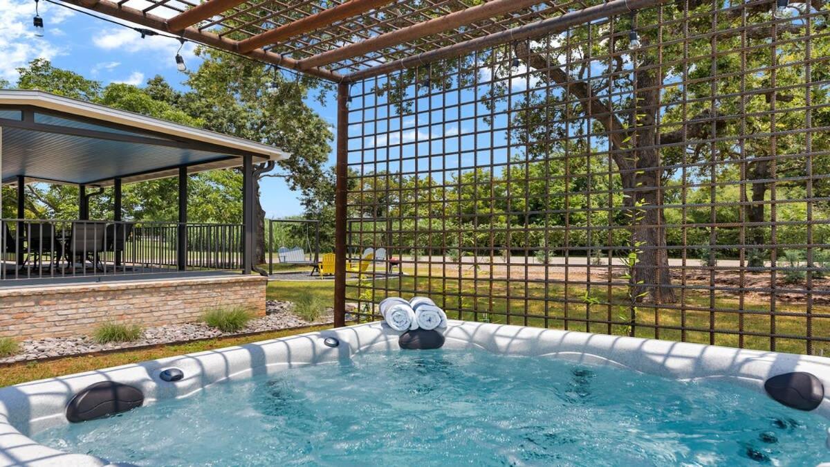 Blumenhaus Sleeps 6 Full Kitchen Plus Hot Tub Fredericksburg Esterno foto
