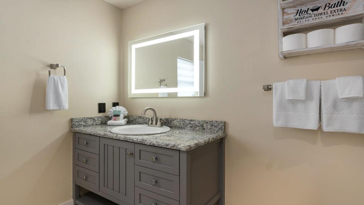 Blumenhaus Sleeps 6 Full Kitchen Plus Hot Tub Fredericksburg Esterno foto