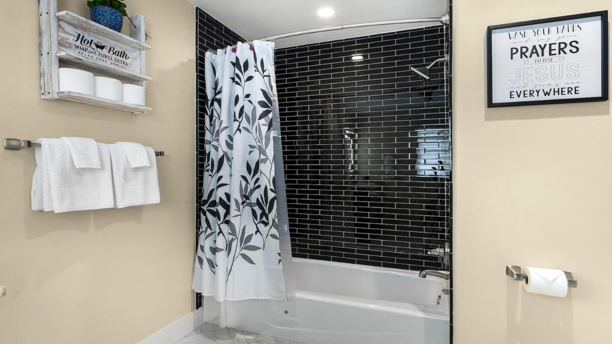 Blumenhaus Sleeps 6 Full Kitchen Plus Hot Tub Fredericksburg Esterno foto