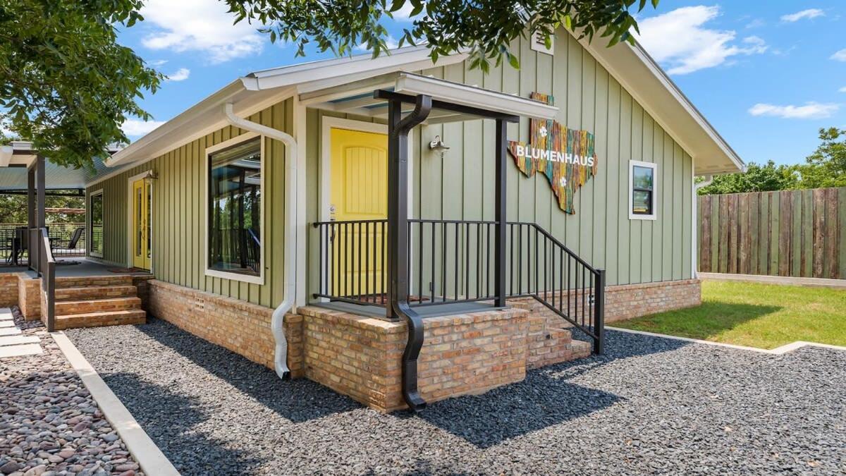 Blumenhaus Sleeps 6 Full Kitchen Plus Hot Tub Fredericksburg Esterno foto