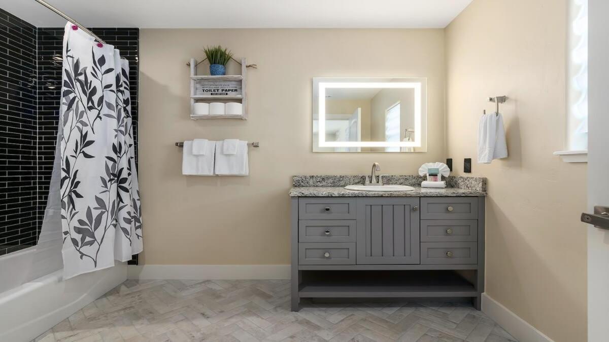 Blumenhaus Sleeps 6 Full Kitchen Plus Hot Tub Fredericksburg Esterno foto