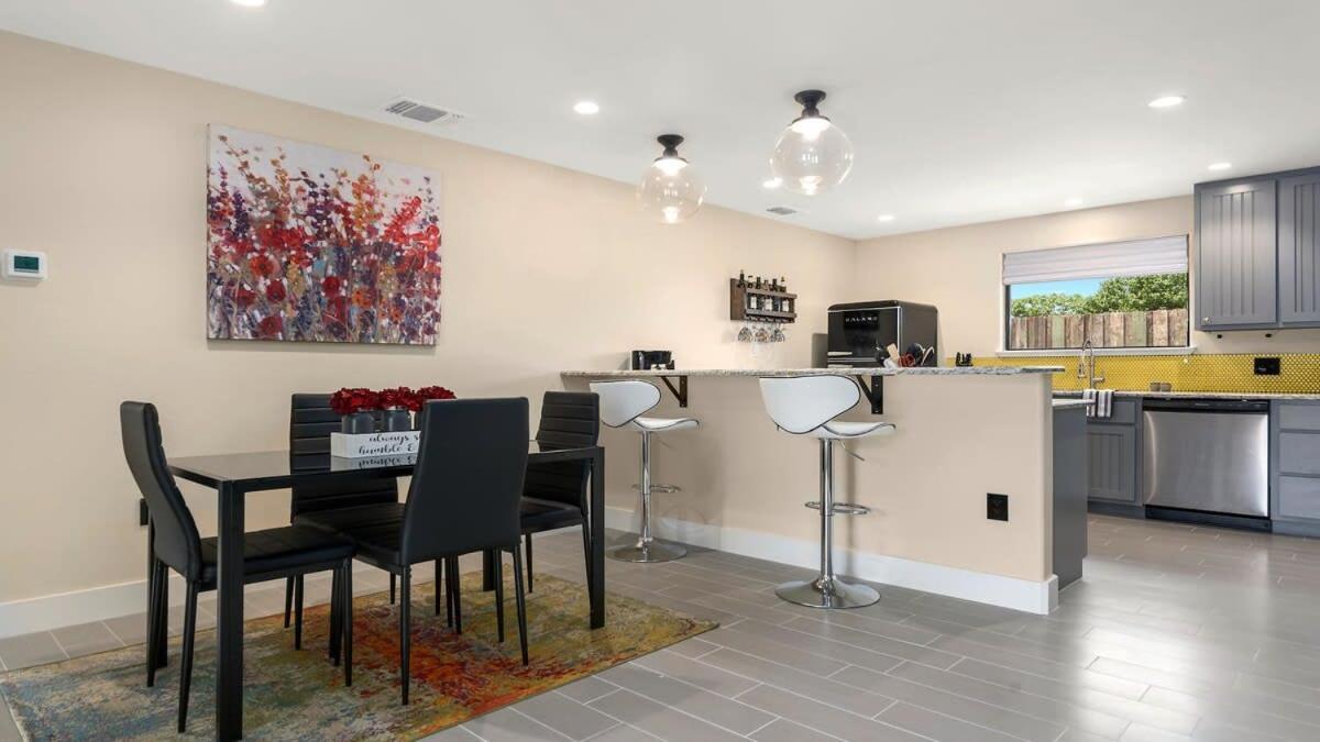 Blumenhaus Sleeps 6 Full Kitchen Plus Hot Tub Fredericksburg Esterno foto