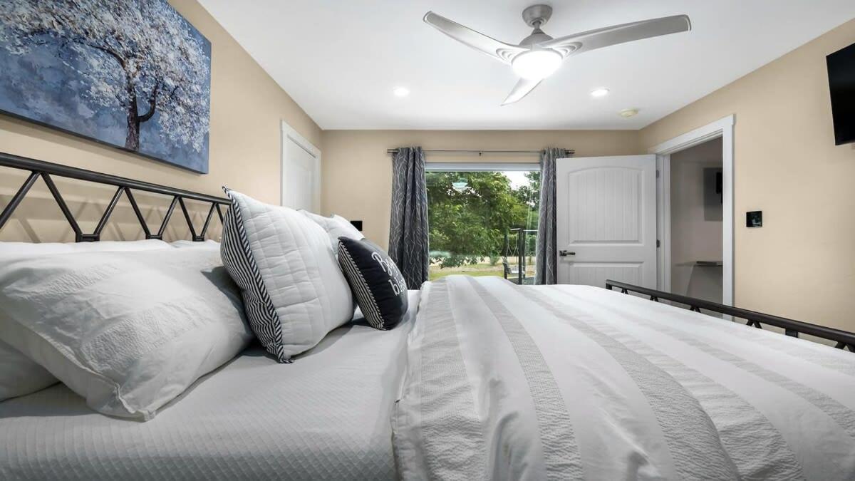 Blumenhaus Sleeps 6 Full Kitchen Plus Hot Tub Fredericksburg Esterno foto