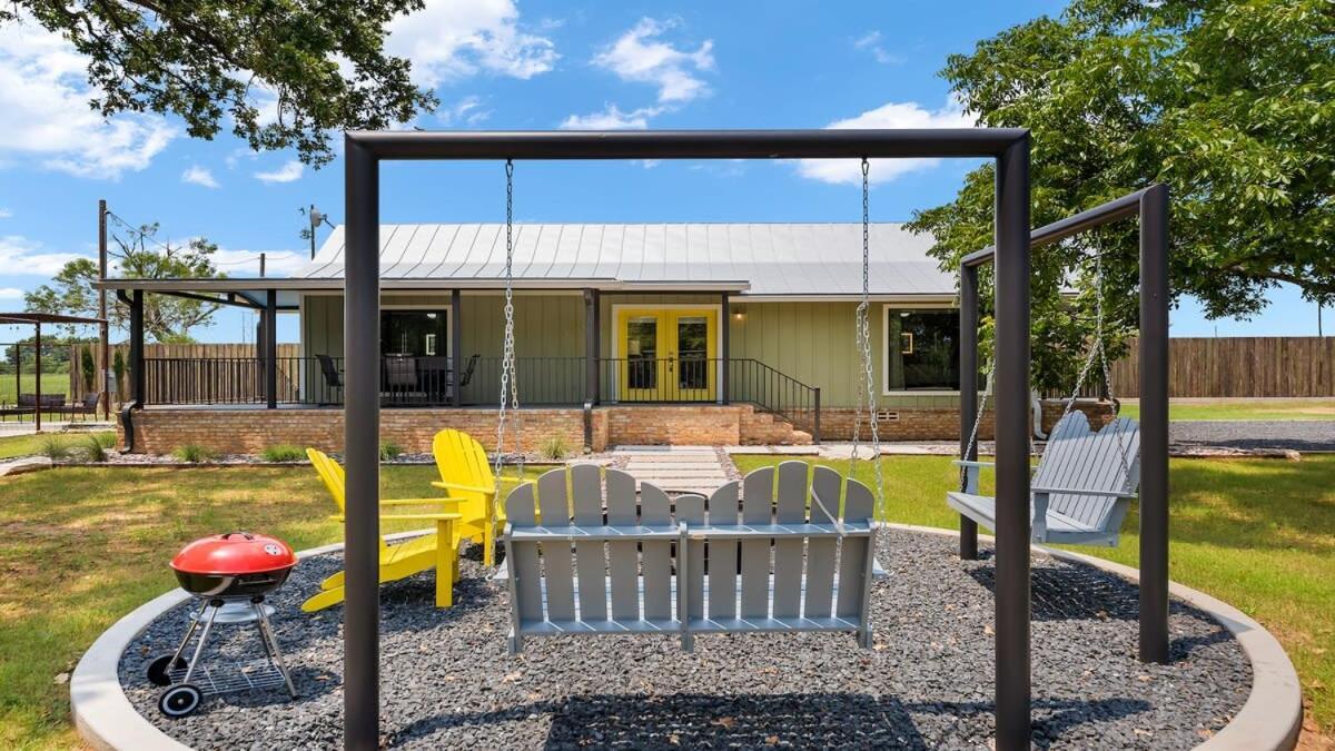 Blumenhaus Sleeps 6 Full Kitchen Plus Hot Tub Fredericksburg Esterno foto