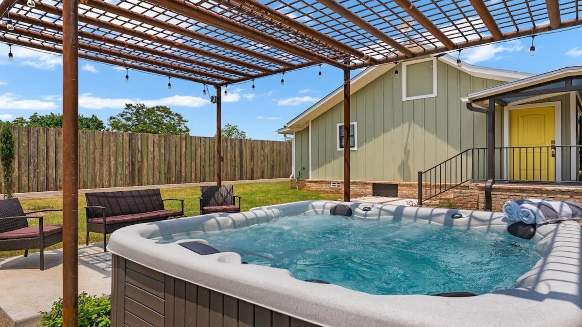 Blumenhaus Sleeps 6 Full Kitchen Plus Hot Tub Fredericksburg Esterno foto